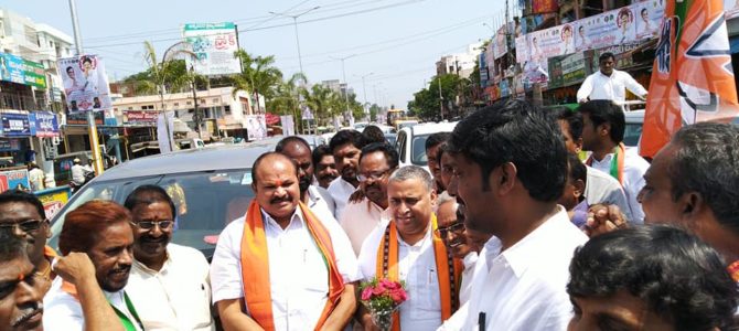 A grand welcome To Shri Sunil Deodhar ji Co-Incharge BJP Andhra Pradesh & Shri. Kanna Lakshmi Narayana President AP BJP by BJP Karyakartas at Kakinada .